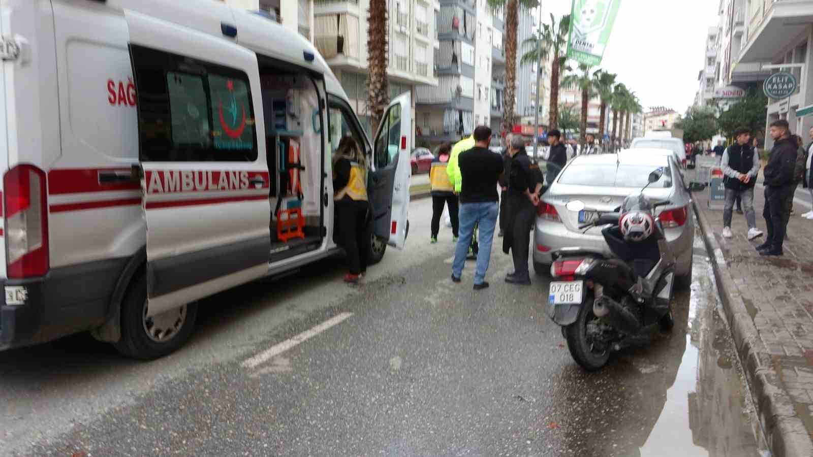 aracin acilan kapisina carpan motosikletteki 2 kisi yaralandi 3 O6mfJtiy