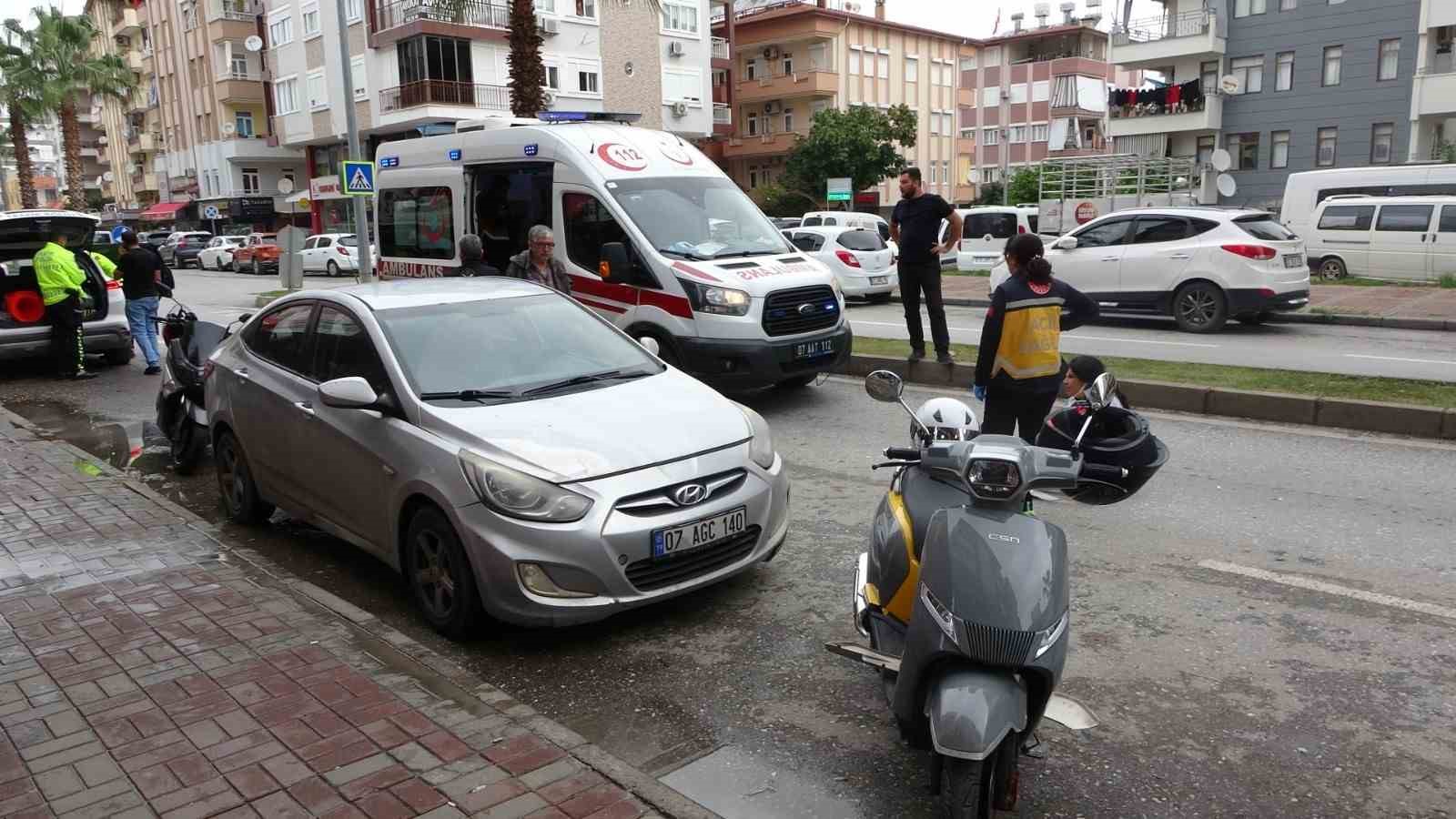 aracin acilan kapisina carpan motosikletteki 2 kisi yaralandi 6 lKJzknWM