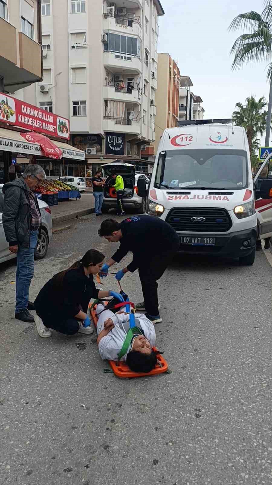 aracin acilan kapisina carpan motosikletteki 2 kisi yaralandi 7 rUC4mSgs