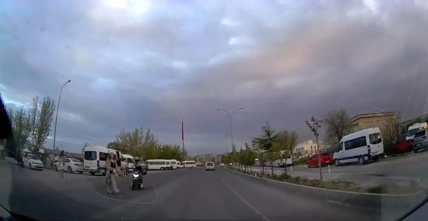 aracin altinda kalmaktan sans eseri kurtuldu 1 XBAyd13u