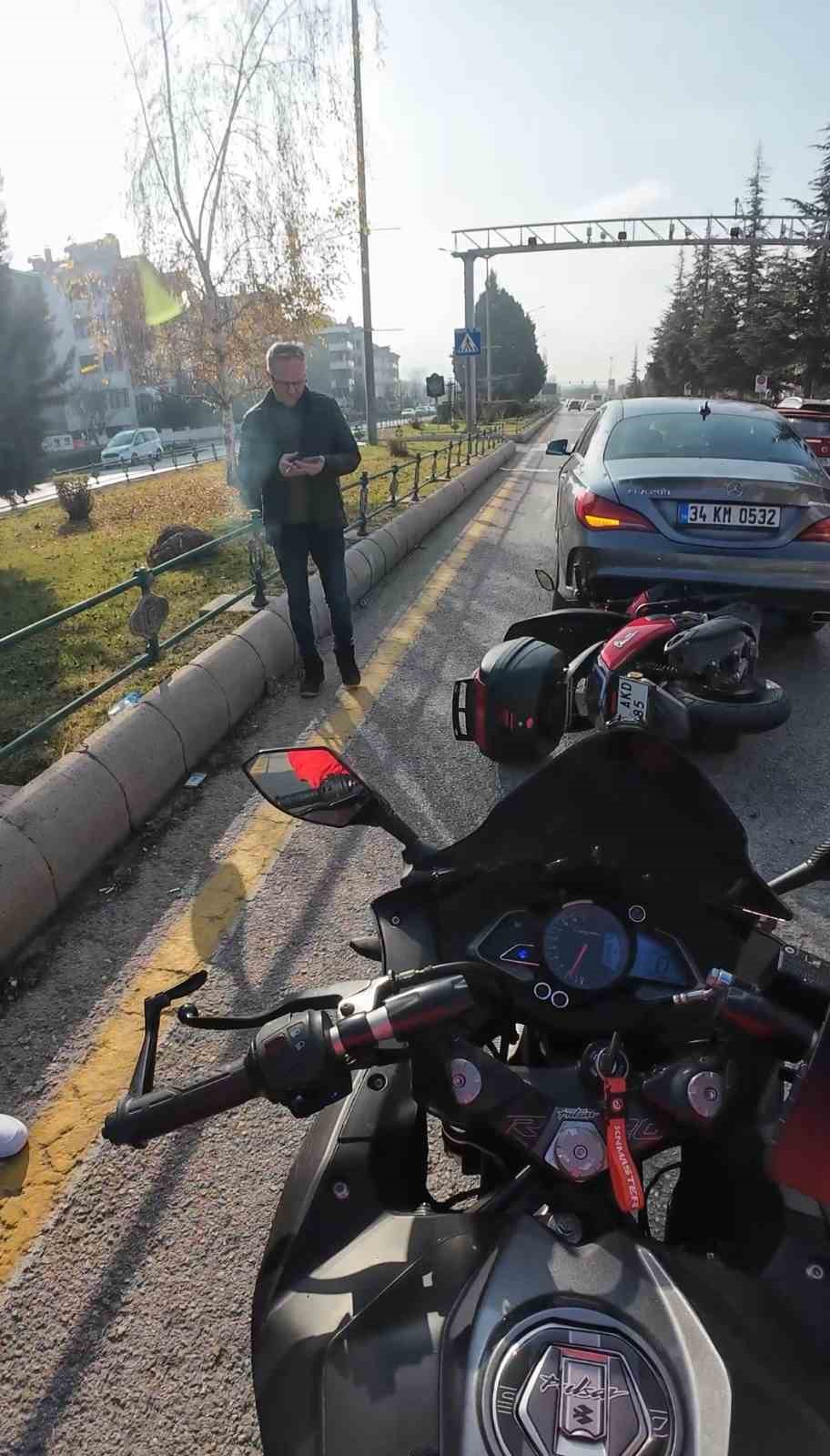 aracin altinda sikisan motosiklet boyle cikarildi 1 R534iPkg