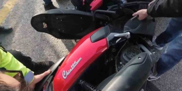 aracin-altinda-sikisan-motosiklet-boyle-cikarildi-VHjLWz8n.jpg