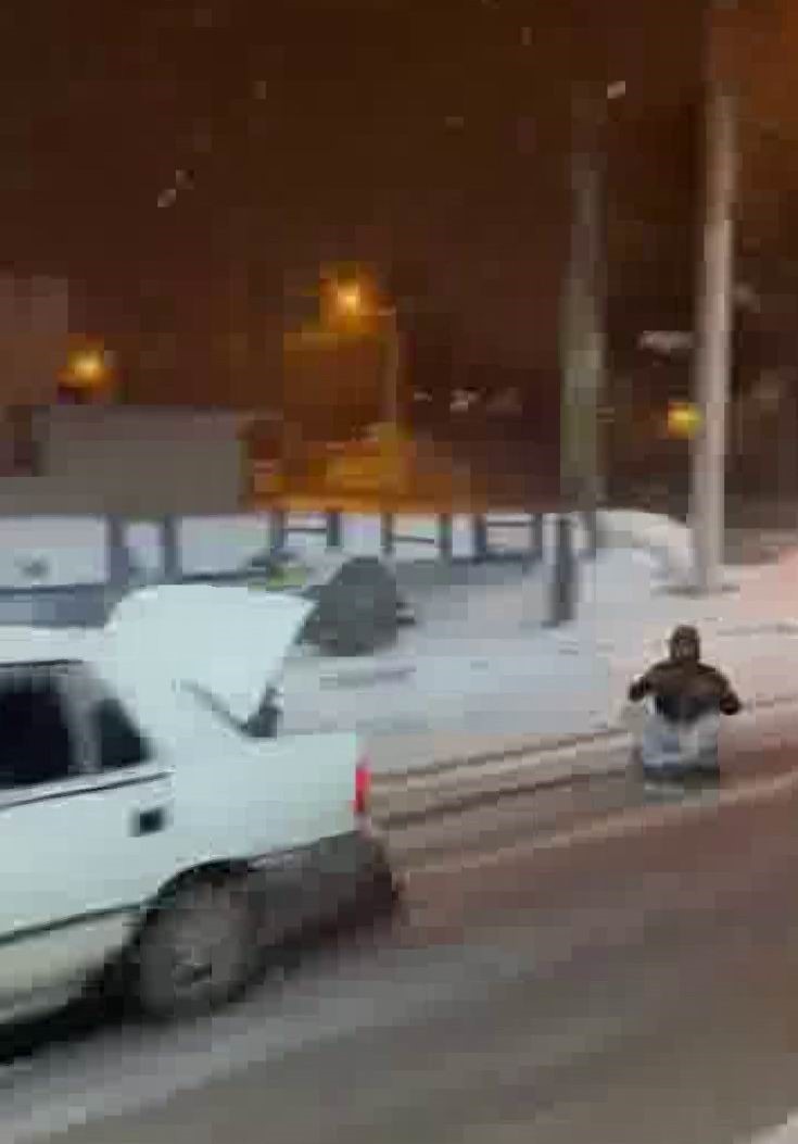 aracin arkasina lastik baglayip oturdu karda kayip kayit aldirdi 1 6LzqA8tC