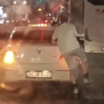aracin-arkasina-tutunarak-ilerleyen-patenli-gencin-tehlikeli-yolculugu-kameraya-yansidi-eSYDA1Oa.jpg