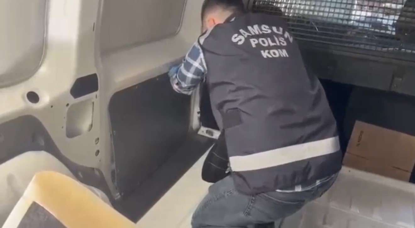 Aracın döşeme içlerine gizlenen 47 tabanca ele geçirildi 4 aracin doseme iclerine gizlenen 47 tabanca ele gecirildi 0 uFaYBGZc