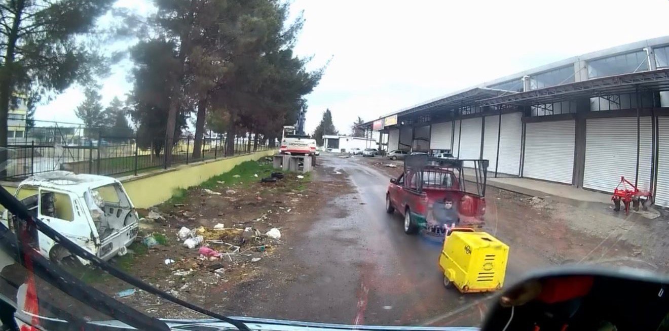 aracin kasasinda oturan cocuk dusme tehlikesiyle karsi karsiya kaldi 0 fHzOELkK