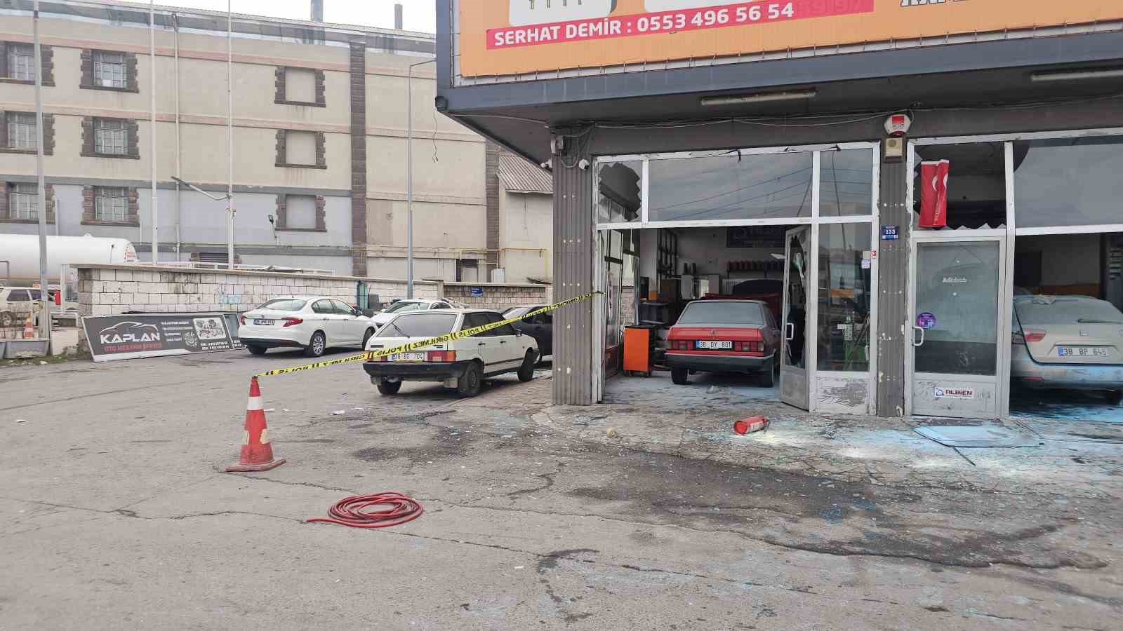 aracin lpg tanki patladi 3 yarali 1 7P2kafIg