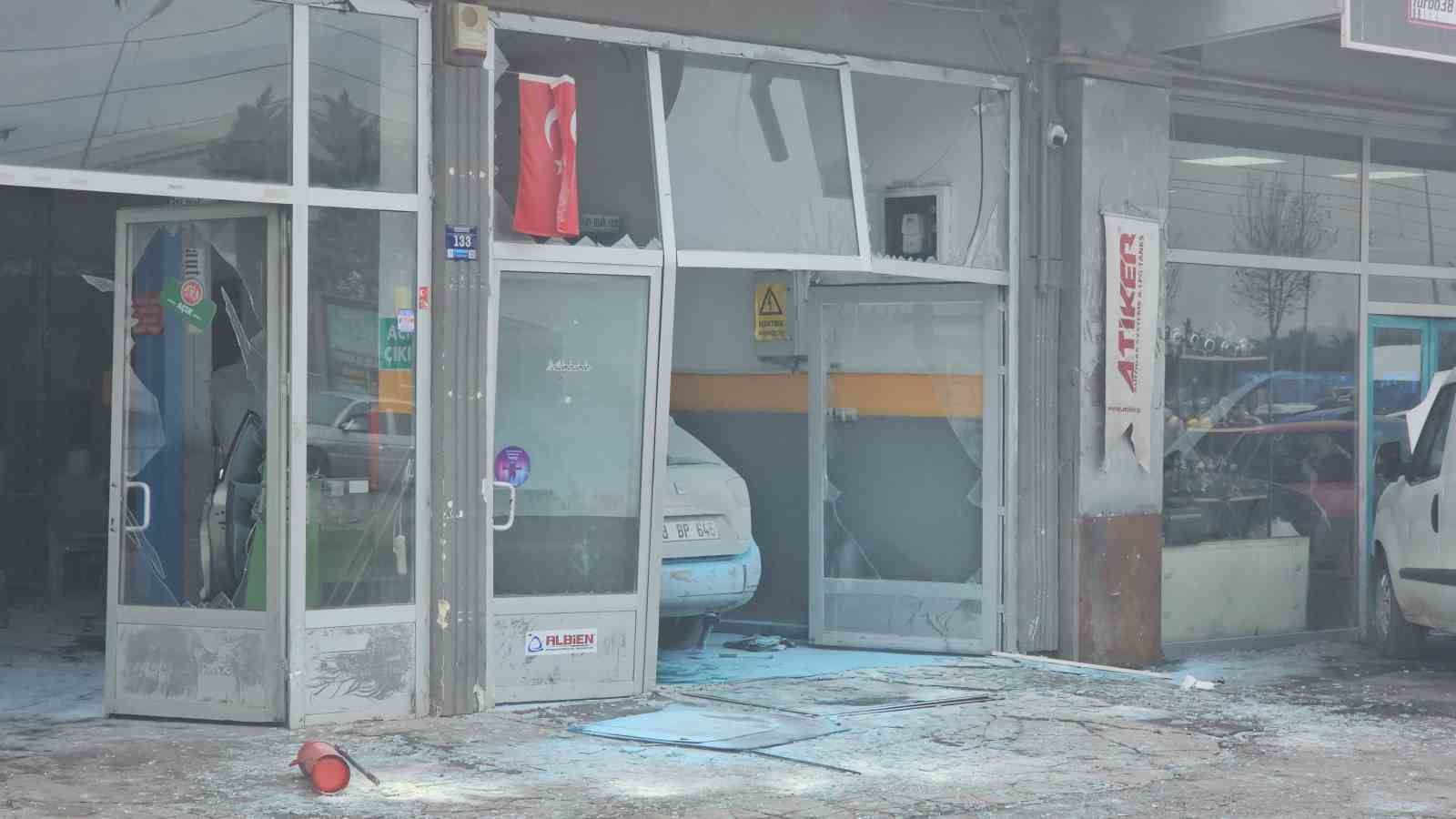 aracin lpg tanki patladi 3 yarali 4 649PWvcm