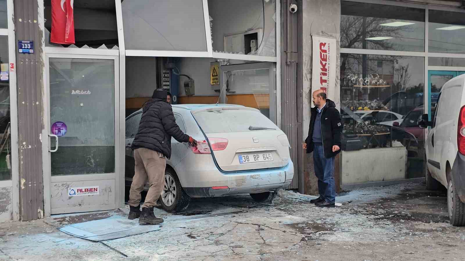 aracin lpg tanki patladi 3 yarali 5 2MsJNuTY