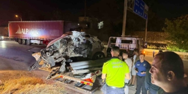 aracin-motorunun-firlayip-barakaya-girdigi-kazada-surucu-hayatini-kaybetti-4nZZJDv2.jpg