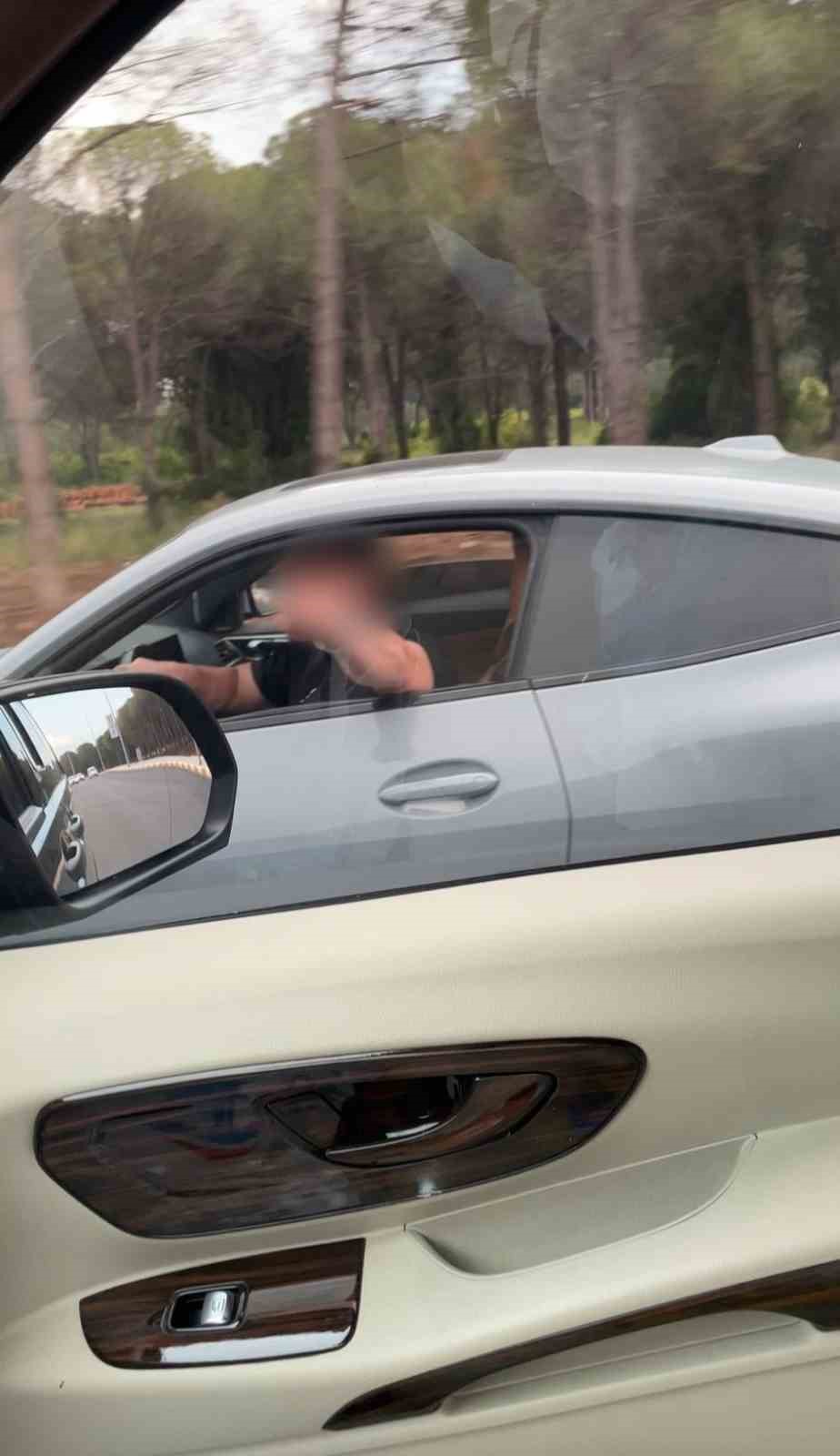 aracin onunu kesip saldirdi goruntuleri silmesi icin tehdit etti 1 k7QvLaAv