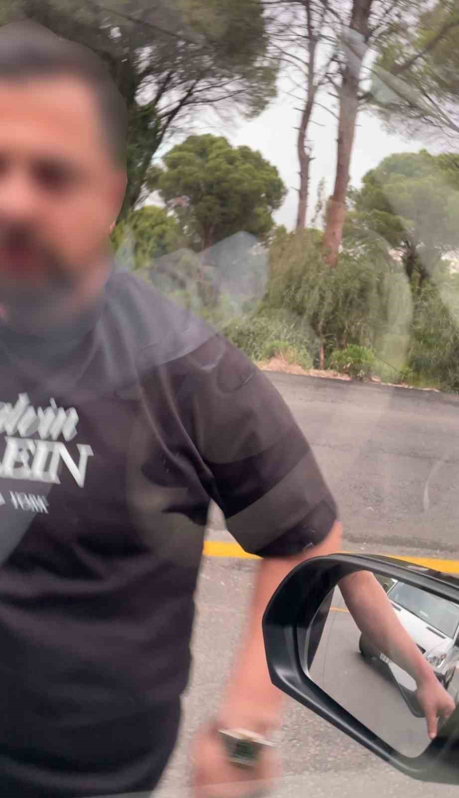 aracin onunu kesip saldirdi goruntuleri silmesi icin tehdit etti 3 nRWU1gw1