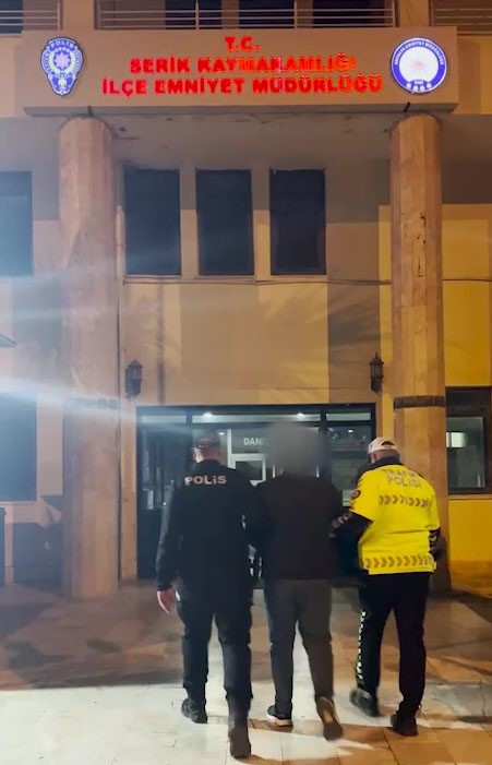 aracin onunu kesip yumruklayan ve kufur eden trafik magandasina ev hapsi 1 YDTOYSCt