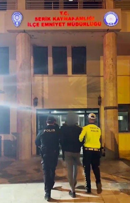 aracin onunu kesip yumruklayan ve kufur eden trafik magandasina ev hapsi 5 4KiBL8rd