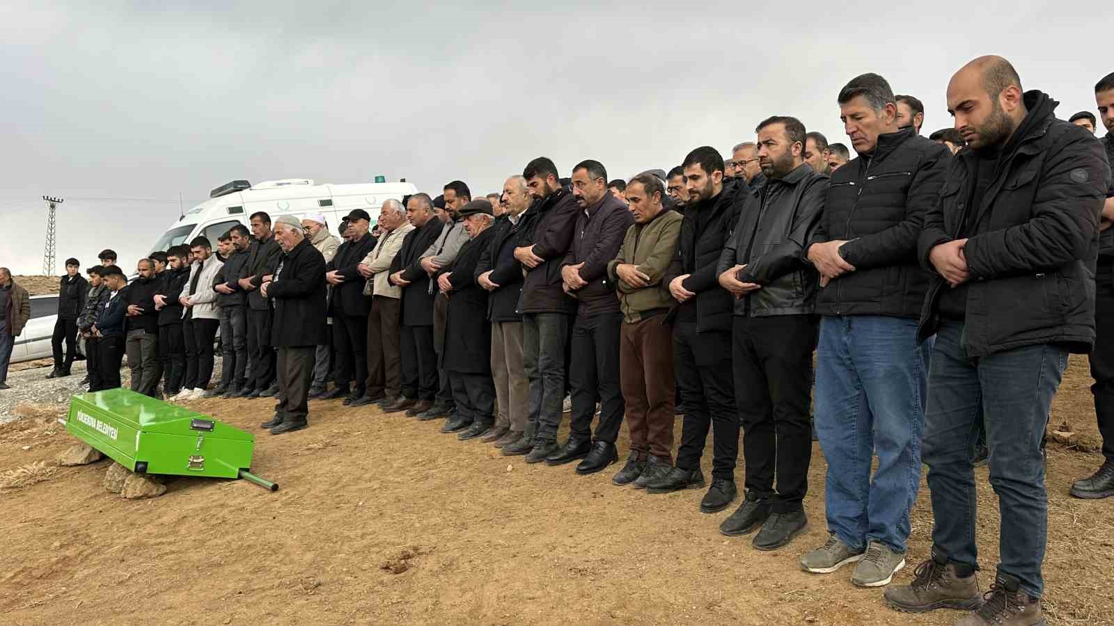aracin uctugu barajda hayatini kaybeden genc topraga verildi 11 pGFSr2XU