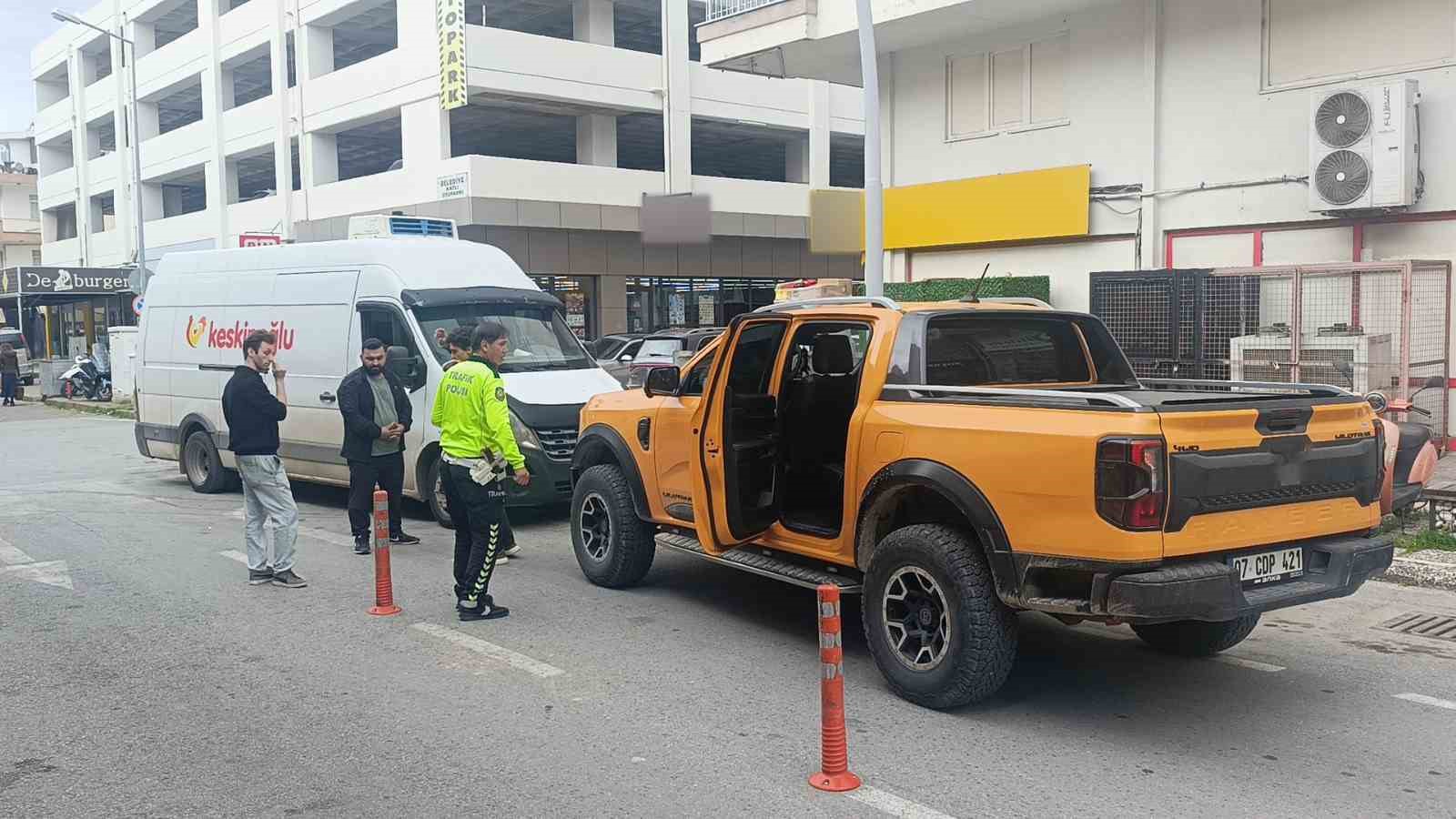 aracina carpan kamyonet icin polis cagirdi hatali parktan ceza yedi 0 peRP8h9w