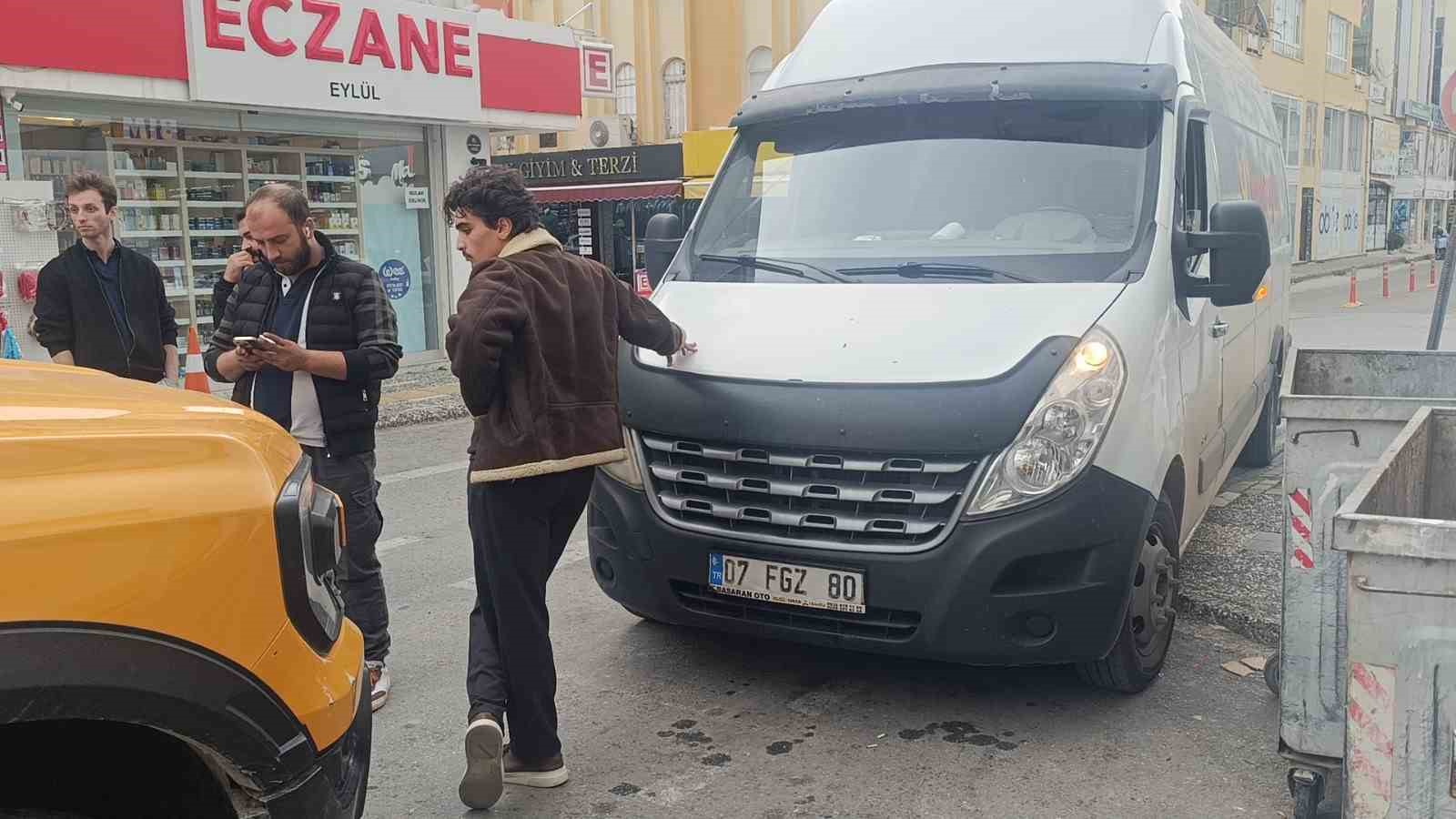 aracina carpan kamyonet icin polis cagirdi hatali parktan ceza yedi 1 1aQ1sMqz
