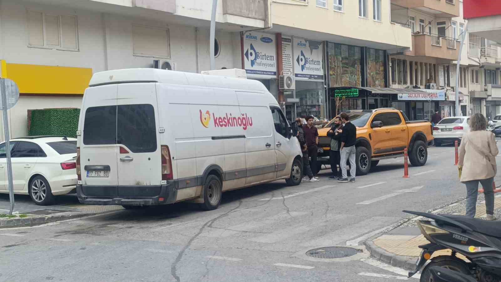aracina carpan kamyonet icin polis cagirdi hatali parktan ceza yedi 2 DBsIFBwK