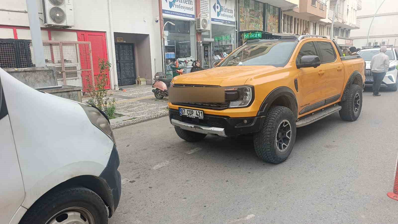 aracina carpan kamyonet icin polis cagirdi hatali parktan ceza yedi 3 uLaHCuqp