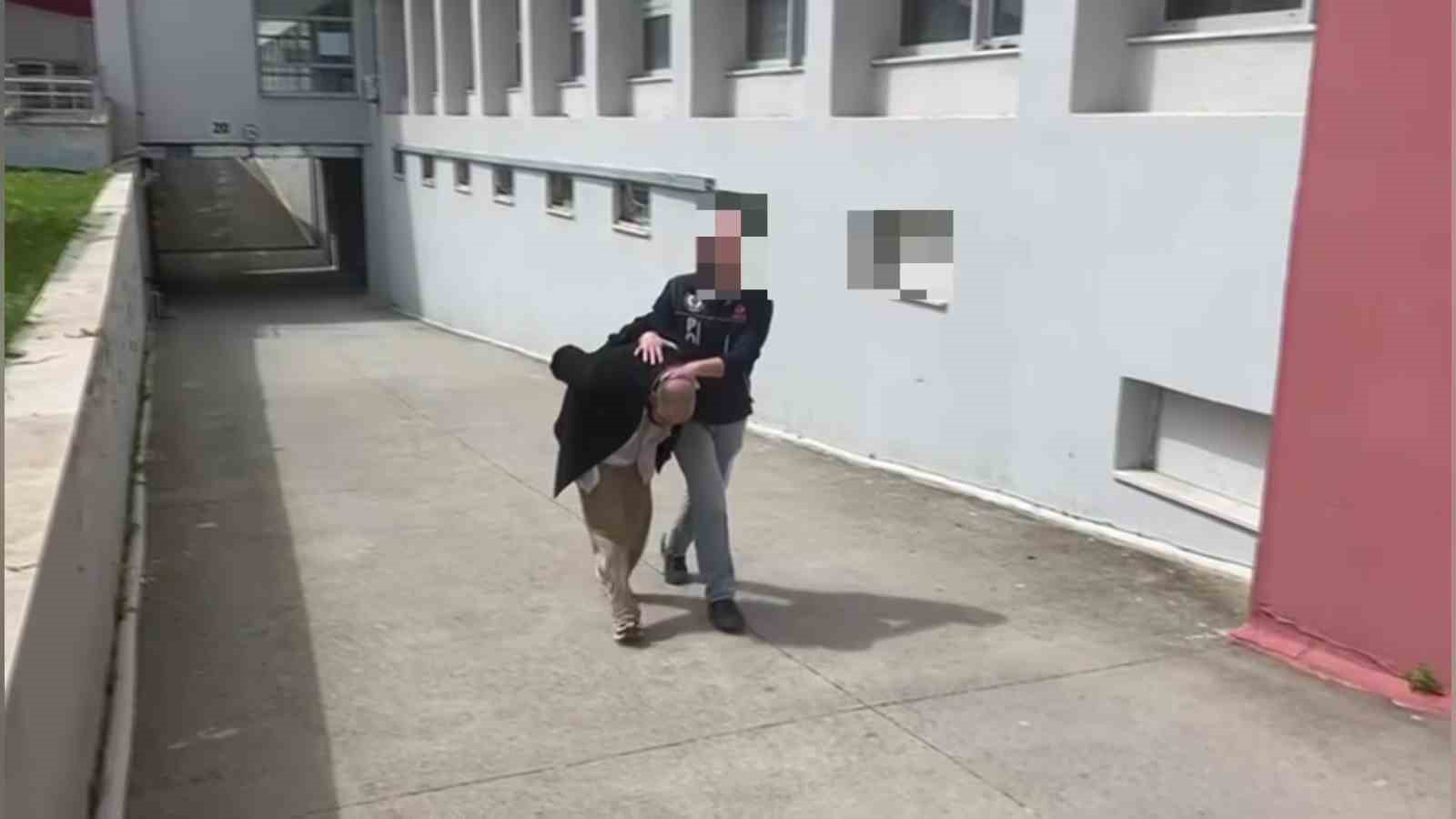 Aracında 825 kilo bonzai yapılacak ham madde yakalattı: "Bana ait değil" 4 aracinda 825 kilo bonzai yapilacak ham madde yakalatti bana ait degil 0 OHDMh8Wy