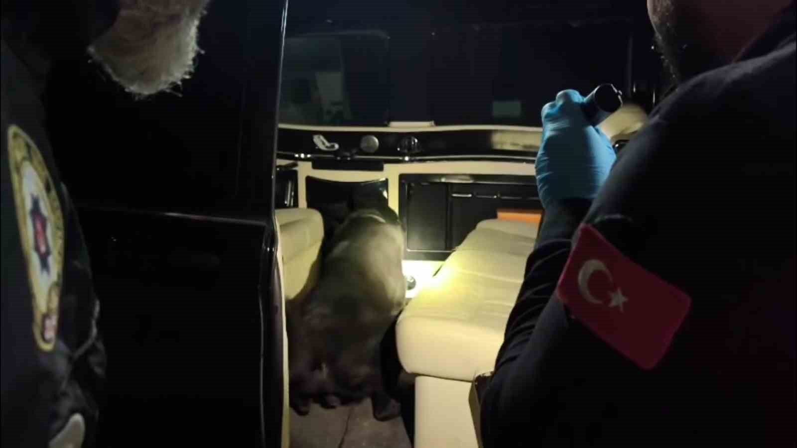 Aracında 825 kilo bonzai yapılacak ham madde yakalattı: "Bana ait değil" 7 aracinda 825 kilo bonzai yapilacak ham madde yakalatti bana ait degil 3 KneR6h5E