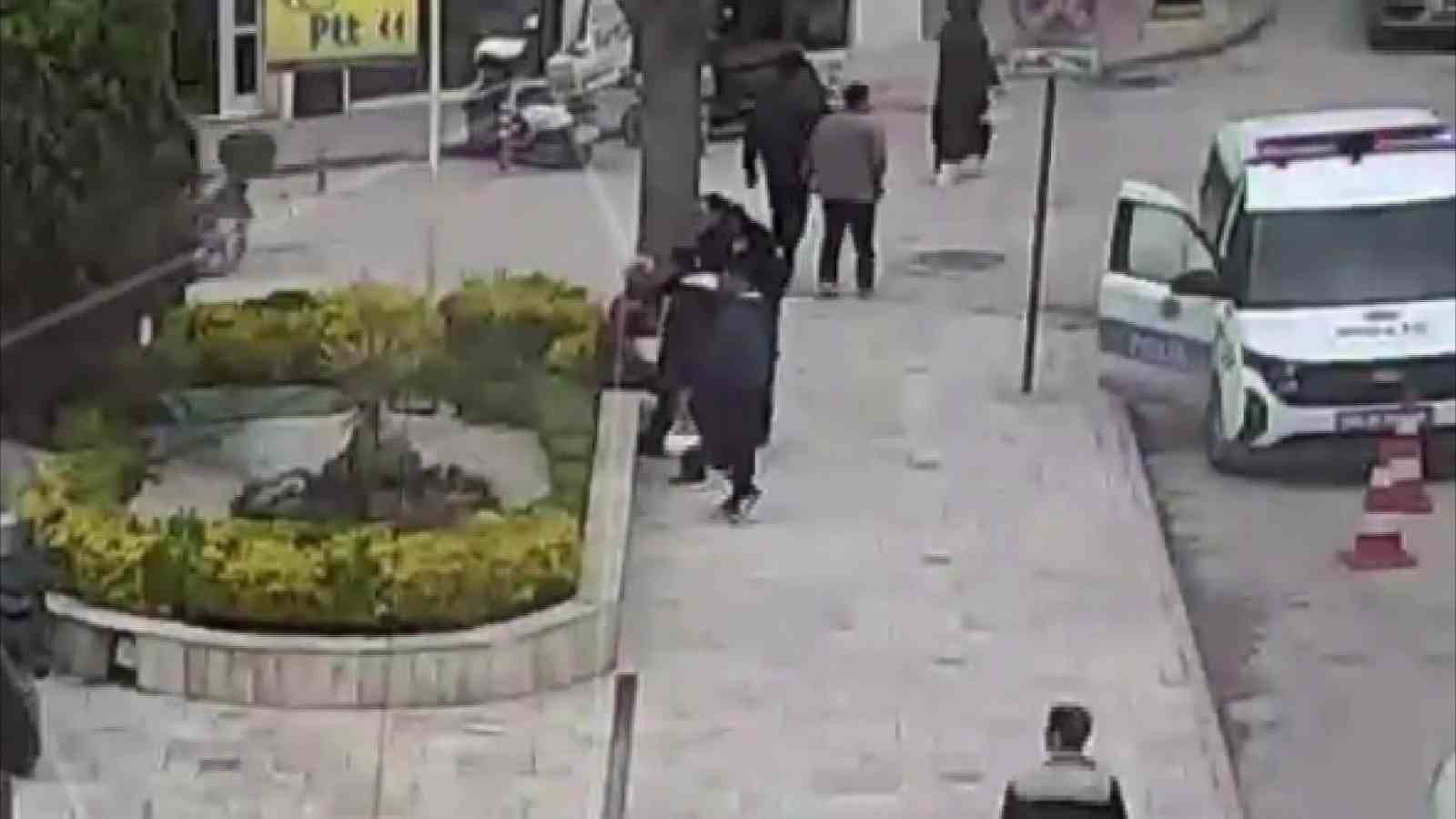 aracindan inip polis otosunun onune geldi hayatini heimlich manevrasiyla polisler kurtardi 1 pfOe6DMt