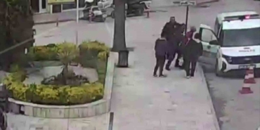 aracindan-inip-polis-otosunun-onune-geldi-hayatini-heimlich-manevrasiyla-polisler-kurtardi-Z67Pbb7O.jpg