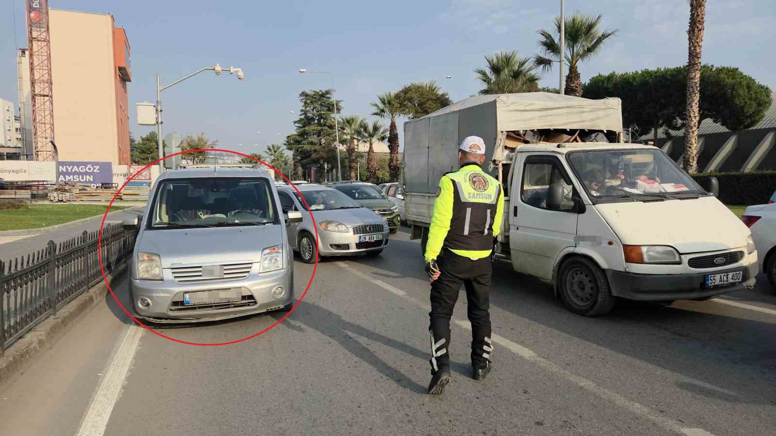 aracini ana yola park ederek ceza yazmiyorlar dedi iki ceza birden yedi 0 CahLB3rr