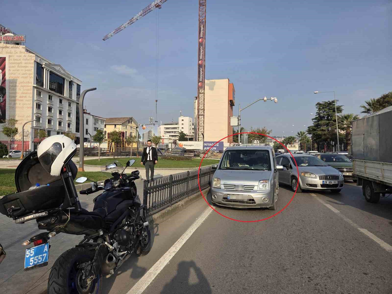 aracini ana yola park ederek ceza yazmiyorlar dedi iki ceza birden yedi 1 FicWRuXV