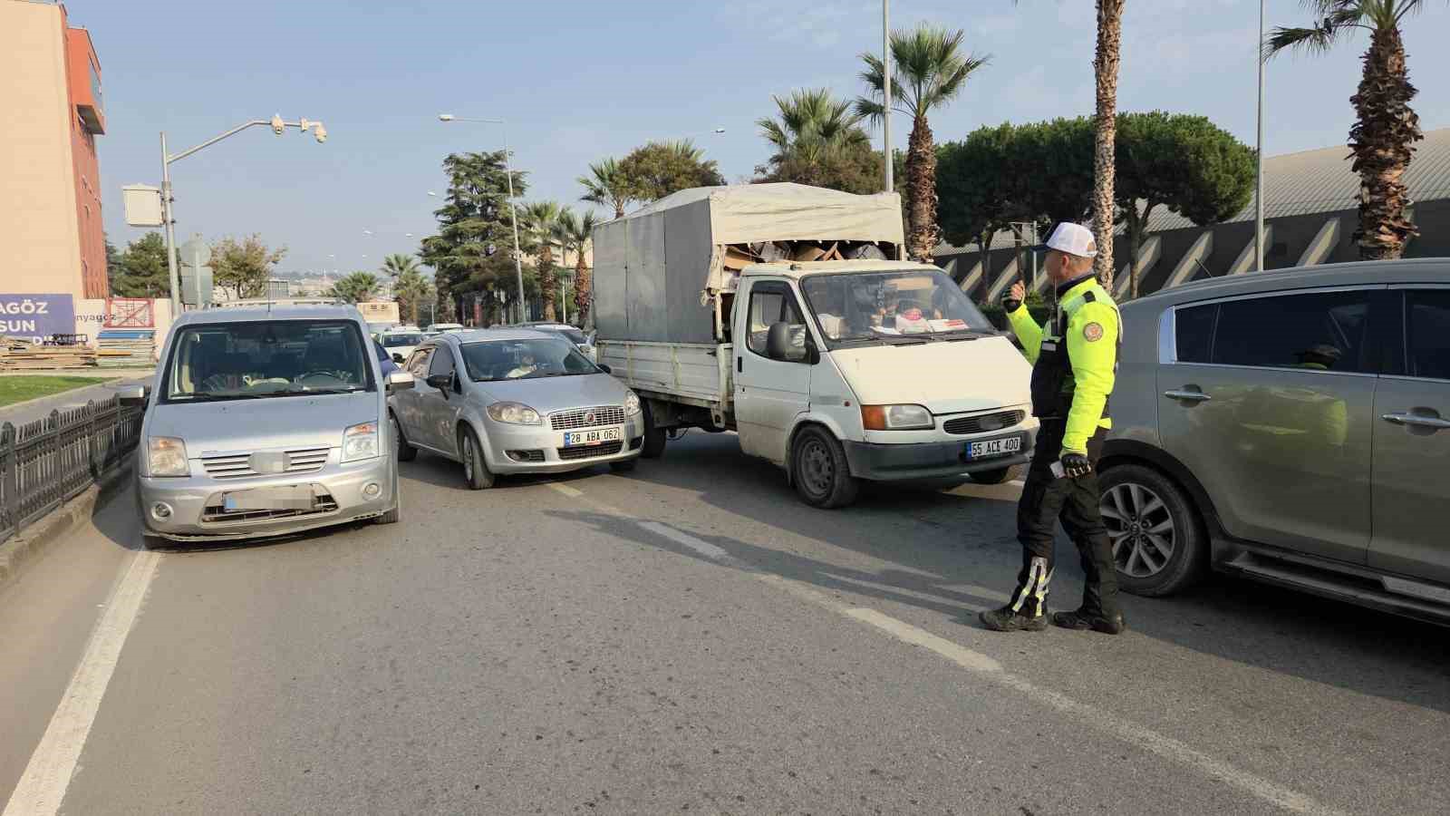 aracini ana yola park ederek ceza yazmiyorlar dedi iki ceza birden yedi 2 z26Pb3T6