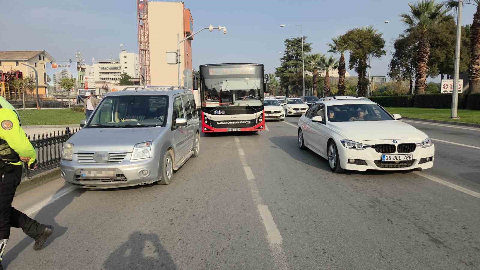 aracini ana yola park ederek ceza yazmiyorlar dedi iki ceza birden yedi 3 gwhv9j8O