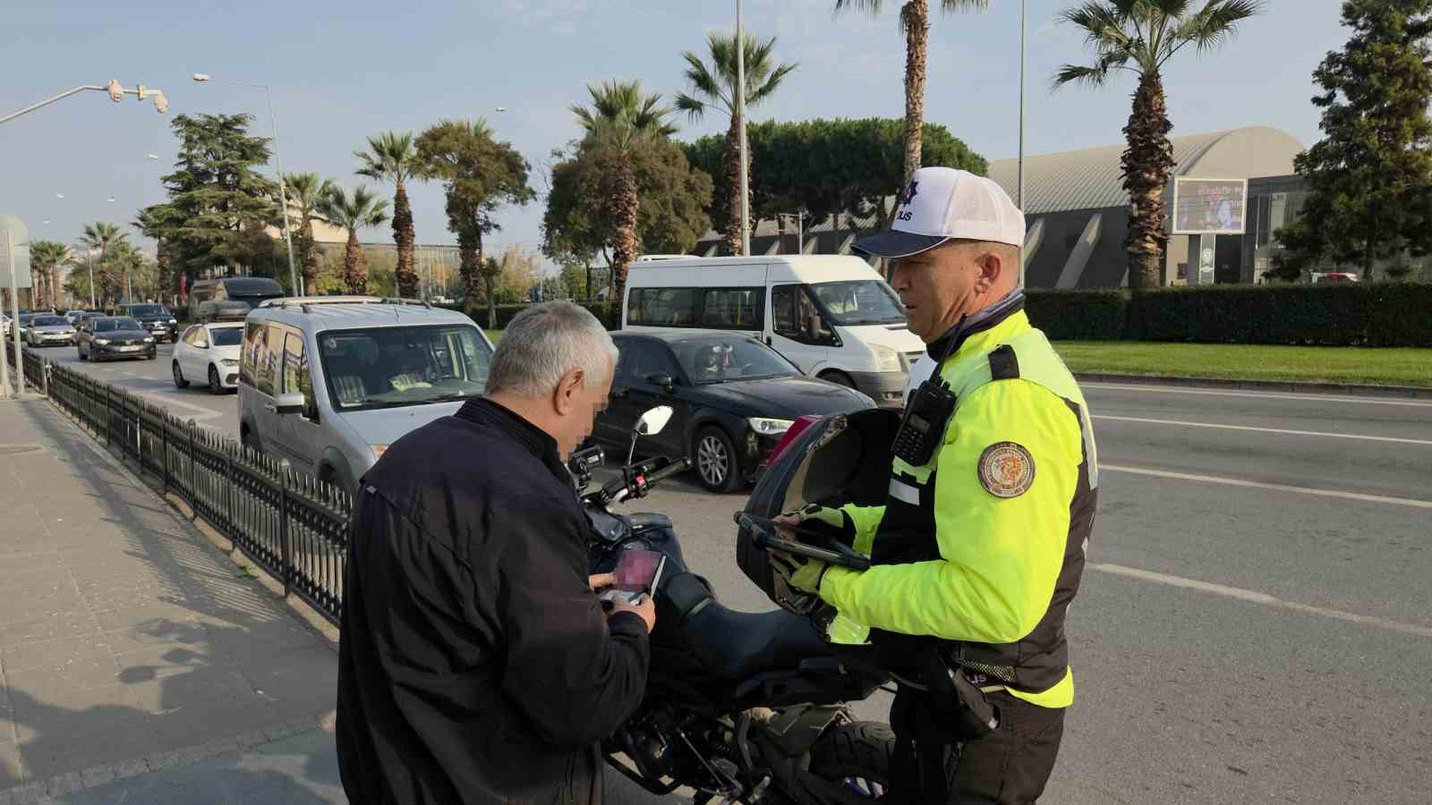 aracini ana yola park ederek ceza yazmiyorlar dedi iki ceza birden yedi 4 bVIRjHSN