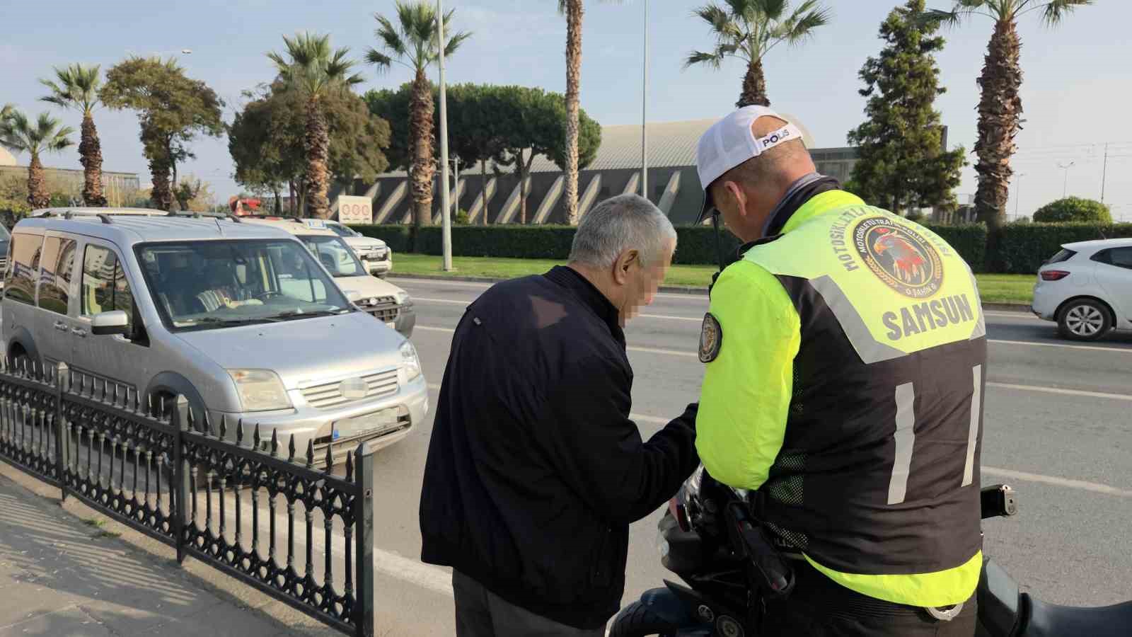aracini ana yola park ederek ceza yazmiyorlar dedi iki ceza birden yedi 5 GGqQme4T