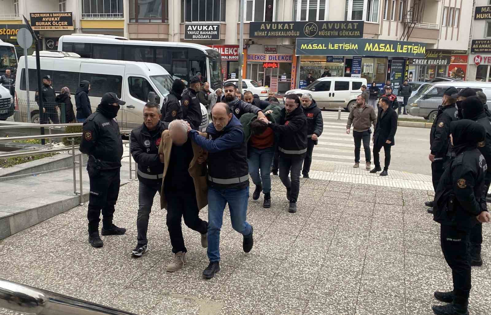 aracini satmak isteyen vatandaslari milyonlarca lira dolandiran sebekeye 5 ilde operasyon 14 gozalti 1 rSEu1t7v