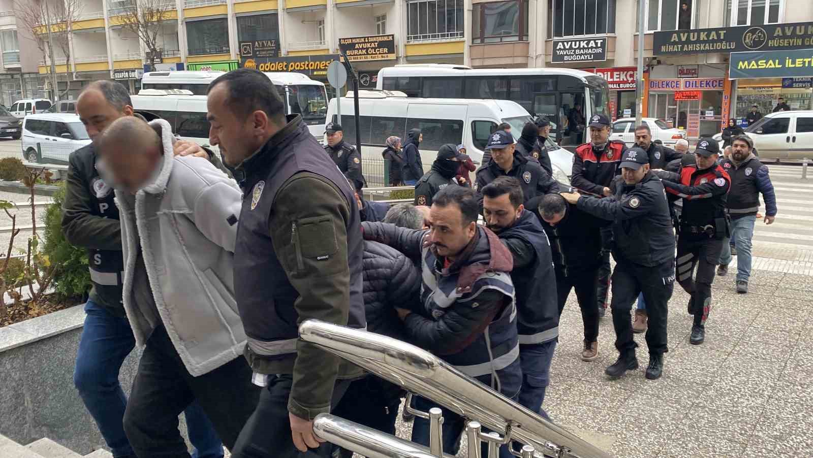 aracini satmak isteyen vatandaslari milyonlarca lira dolandiran sebekeye 5 ilde operasyon 14 gozalti 3 AWdRIBt3