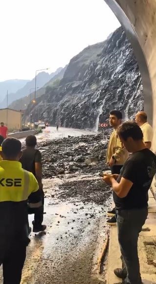 aracinin silecegi arizalandi silecegi duzeltmek icin durdu saniyeler sonra heyelan oldu 0