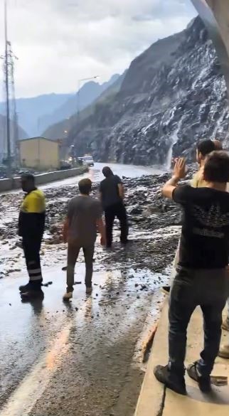 aracinin silecegi arizalandi silecegi duzeltmek icin durdu saniyeler sonra heyelan oldu 2
