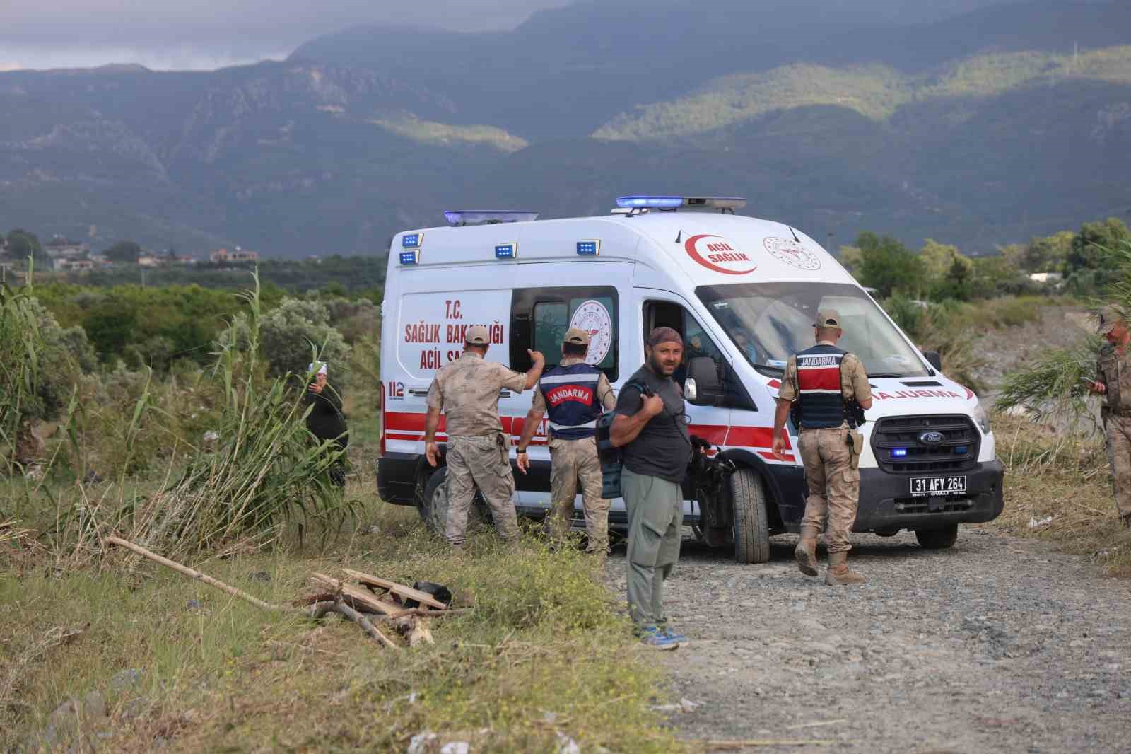 araciyla nehre dusen gencin cansiz bedenine ulasildi 4 YU3WnREL