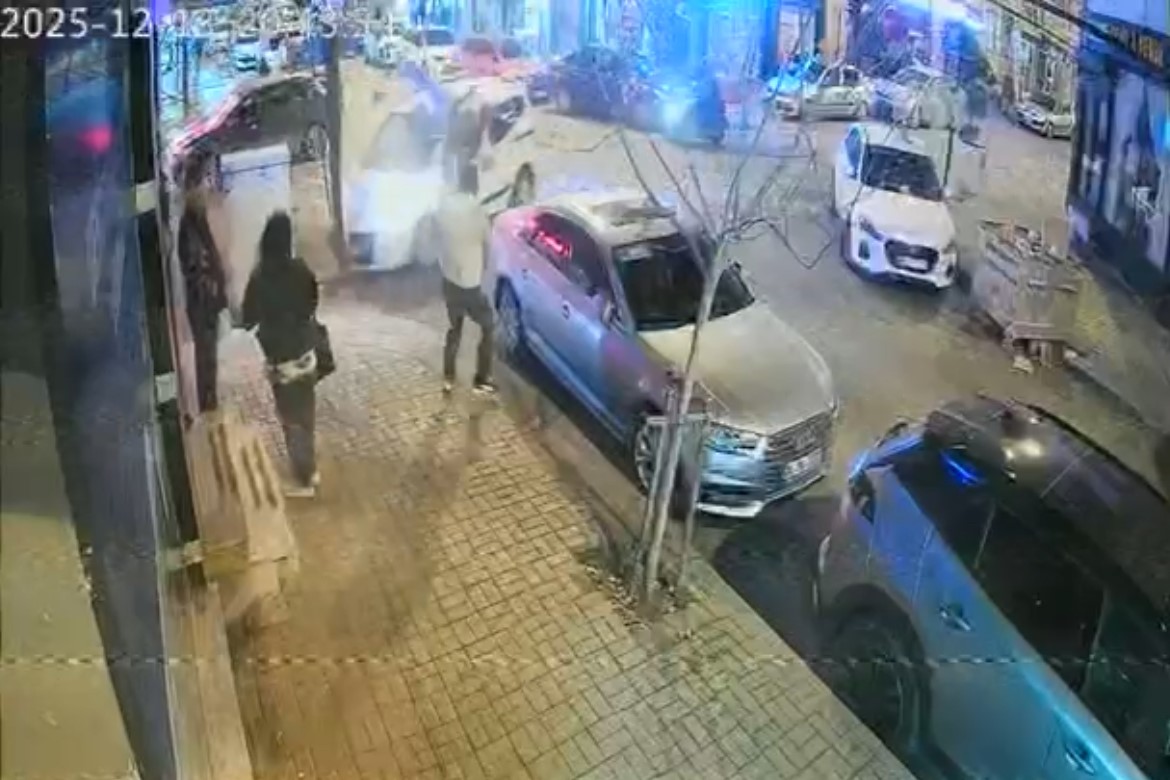 aracla carpisan motosikletli kaldirimdaki yayanin uzerine boyle uctu 0 YOeQZbn3