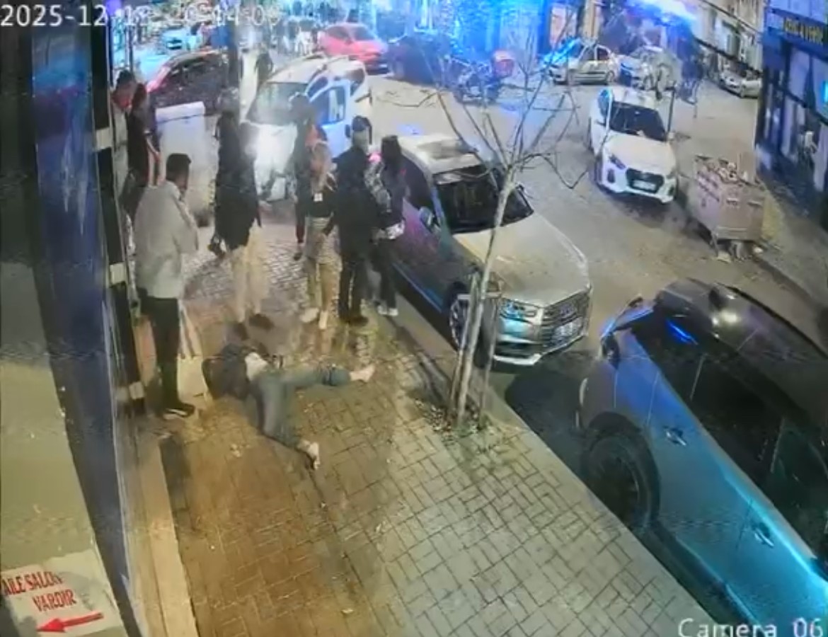 aracla carpisan motosikletli kaldirimdaki yayanin uzerine boyle uctu 1