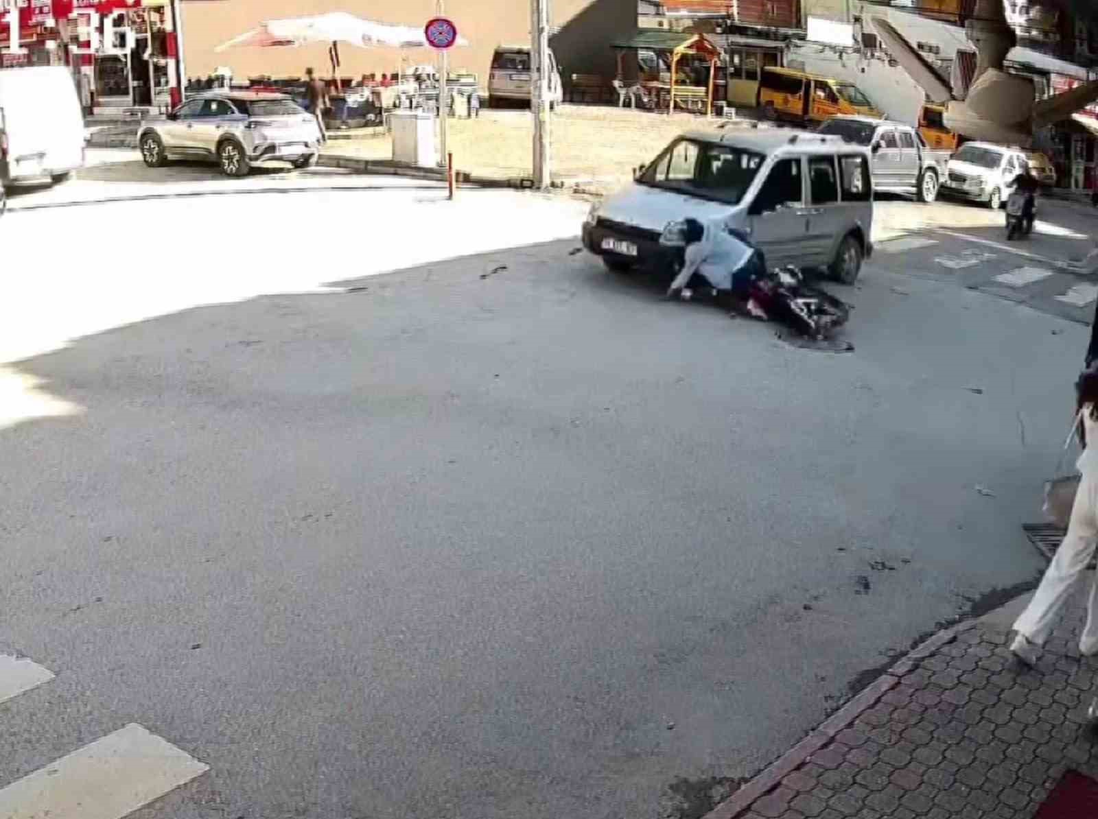Araçla çarpışan motosikletliyi kaskı hayata tutundurdu, o anlar kamerada 4 aracla carpisan motosikletliyi kaski hayata tutundurdu o anlar kamerada 0 lUhwushr