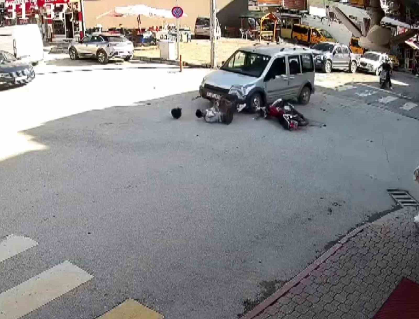 Araçla çarpışan motosikletliyi kaskı hayata tutundurdu, o anlar kamerada 5 aracla carpisan motosikletliyi kaski hayata tutundurdu o anlar kamerada 1