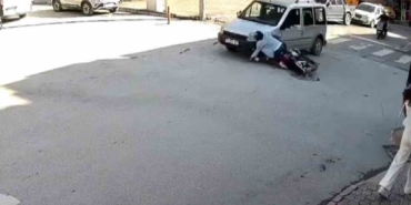 aracla-carpisan-motosikletliyi-kaski-hayata-tutundurdu-o-anlar-kamerada-rRm52Hzj.jpg