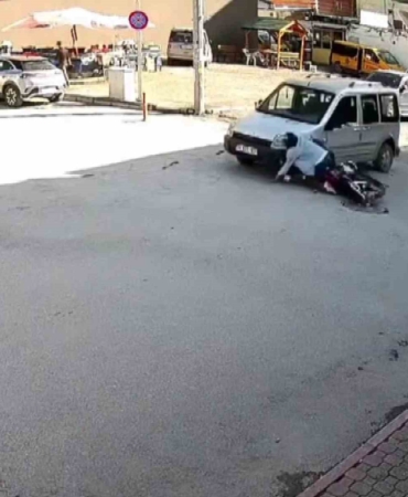 aracla-carpisan-motosikletliyi-kaski-hayata-tutundurdu-o-anlar-kamerada-rRm52Hzj.jpg