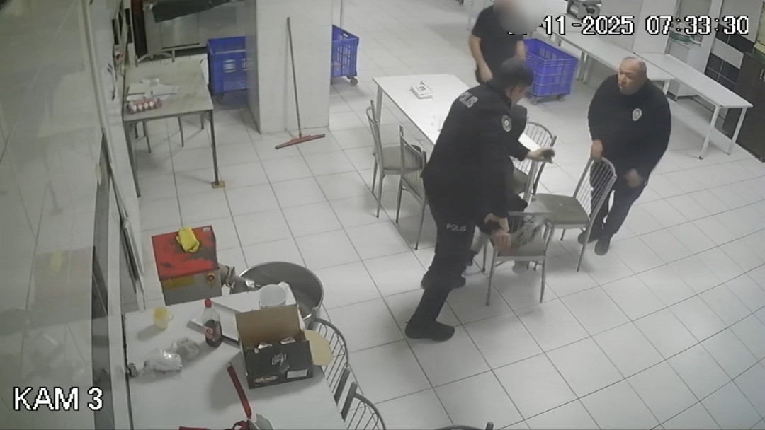 Araçla çarptığı kişiyi demir çubukla öldüren katil zanlısının yakalandığı anlar güvenlik kamerasında 5 aracla carptigi kisiyi demir cubukla olduren katil zanlisinin yakalandigi anlar guvenlik kamerasinda 1 K2ZCgNHt