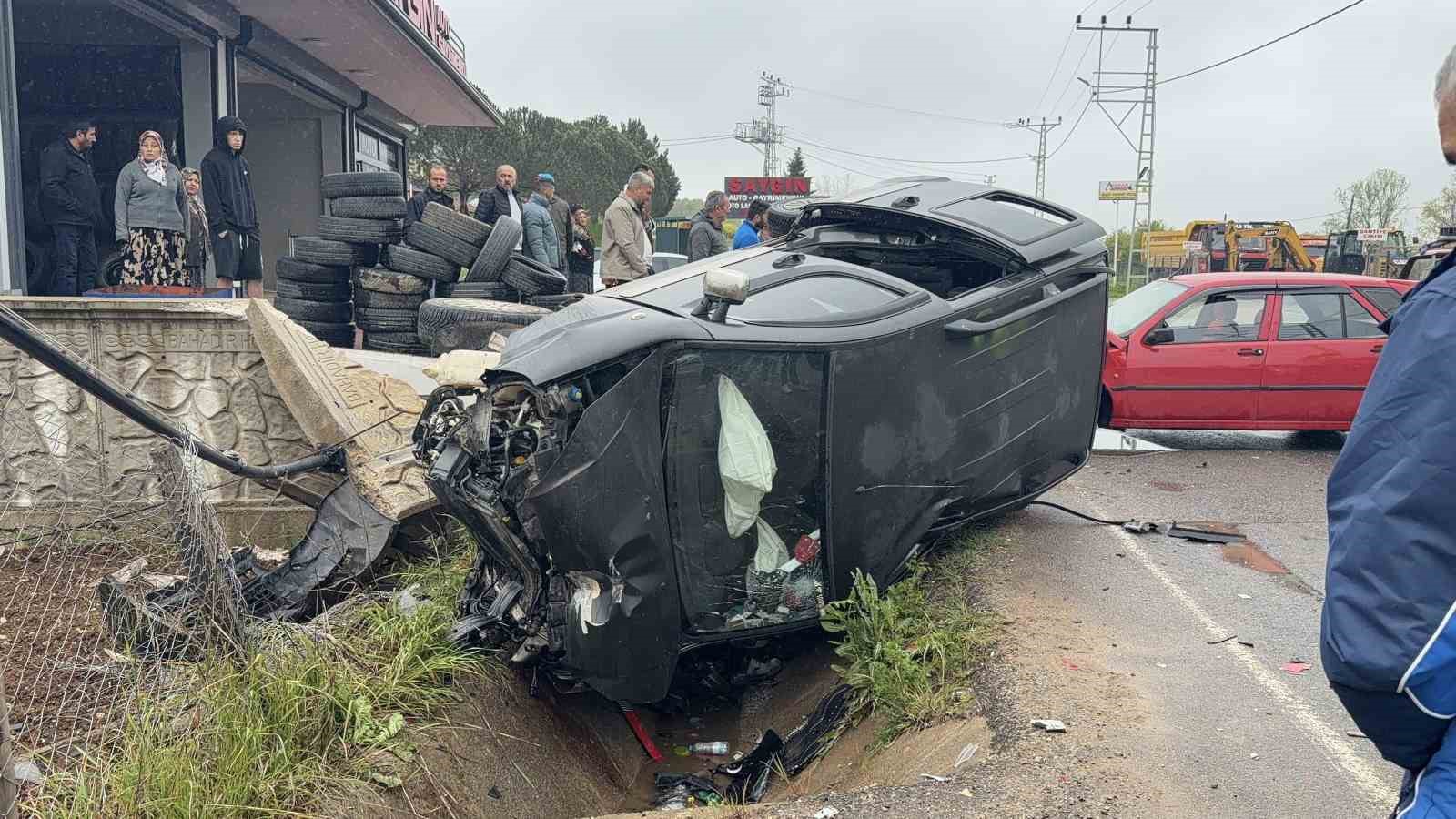 Araçlar çarpıştı: Savrulan hafif ticari araç evin duvarını yıktı, 1 yaralı 4 araclar carpisti savrulan hafif ticari arac evin duvarini yikti 1 yarali 0 VIaLQzZg