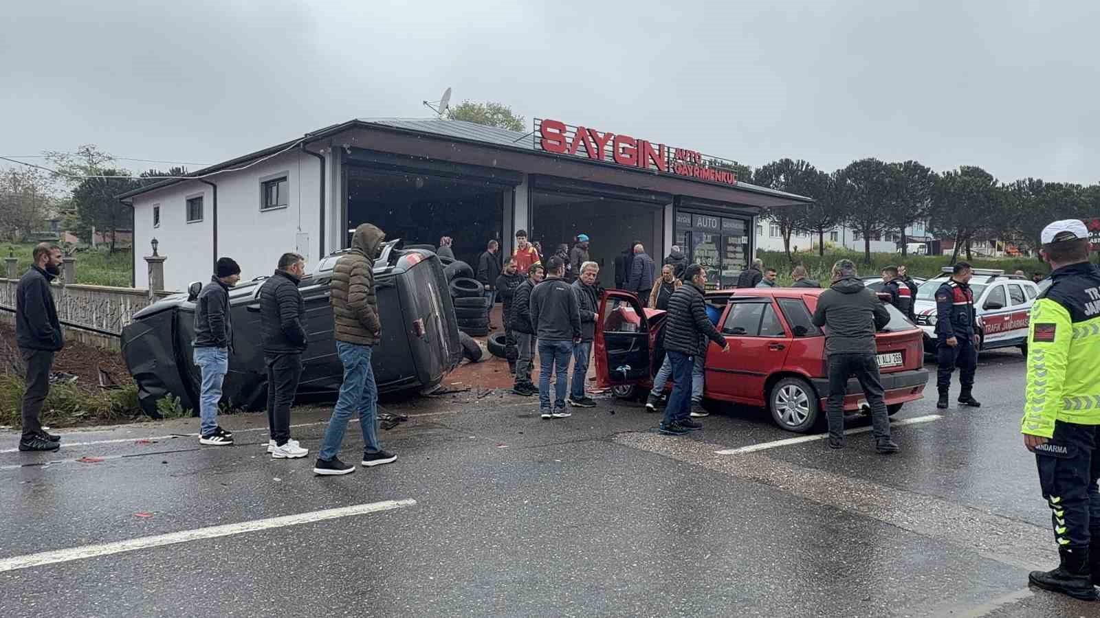 Araçlar çarpıştı: Savrulan hafif ticari araç evin duvarını yıktı, 1 yaralı 5 araclar carpisti savrulan hafif ticari arac evin duvarini yikti 1 yarali 1 KP8DgySd