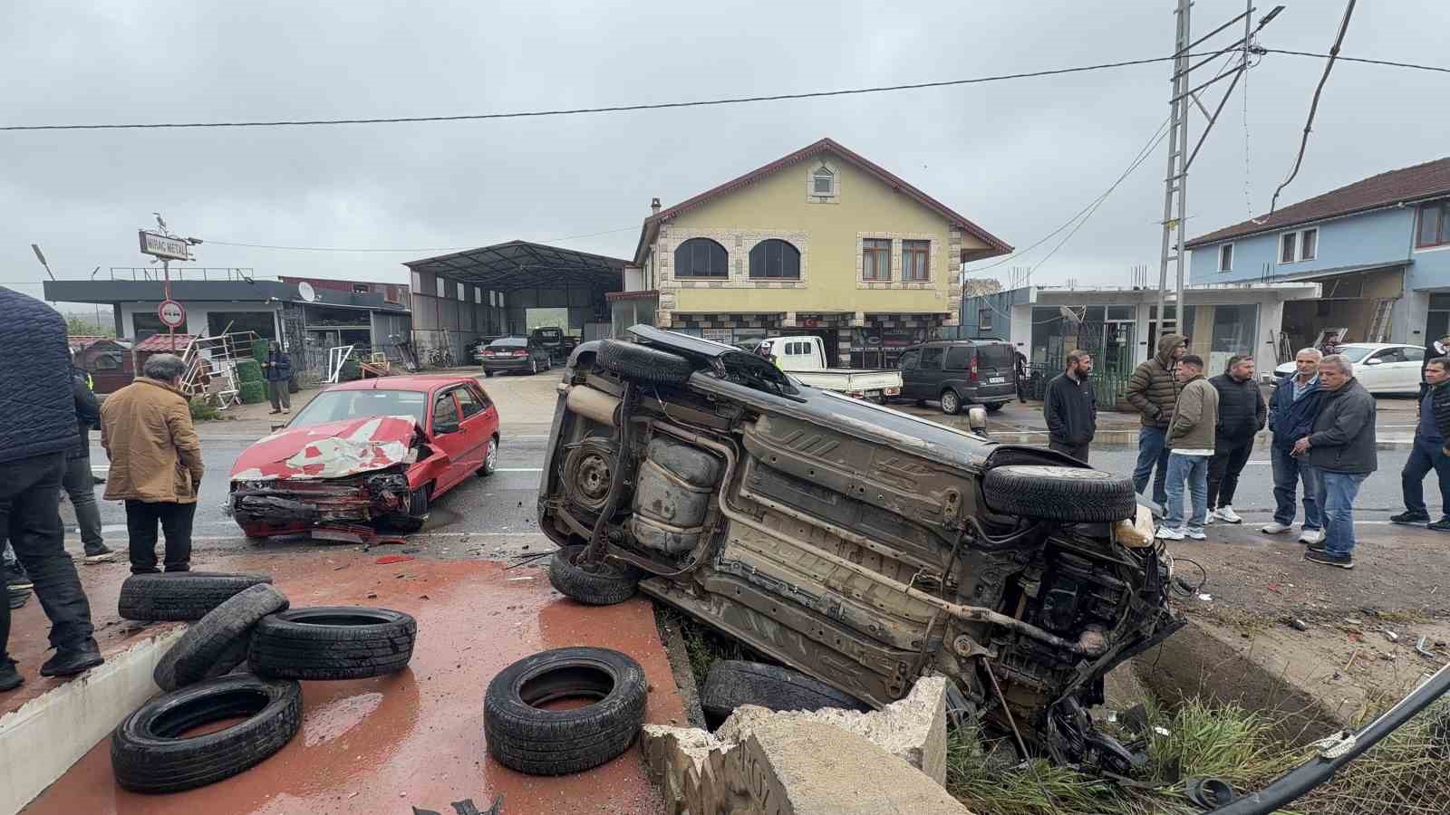 Araçlar çarpıştı: Savrulan hafif ticari araç evin duvarını yıktı, 1 yaralı 7 araclar carpisti savrulan hafif ticari arac evin duvarini yikti 1 yarali 3 C7NJ213N
