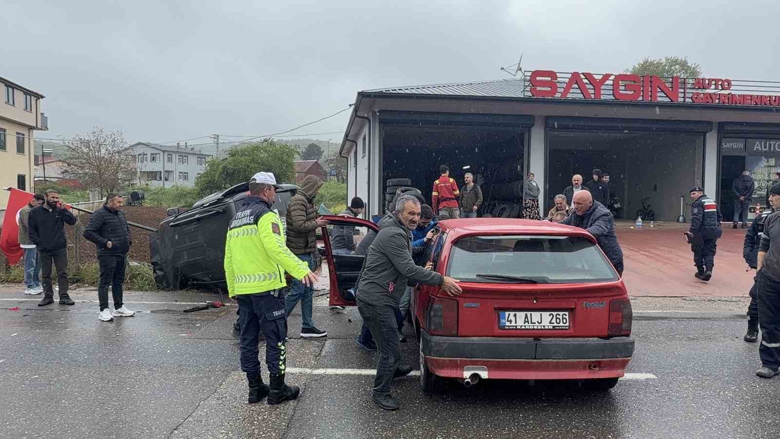 Araçlar çarpıştı: Savrulan hafif ticari araç evin duvarını yıktı, 1 yaralı 8 araclar carpisti savrulan hafif ticari arac evin duvarini yikti 1 yarali 4 1dzjvbJV