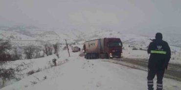 araclar-karli-yolda-mahsur-kaldi-wQD9eSwt.jpg